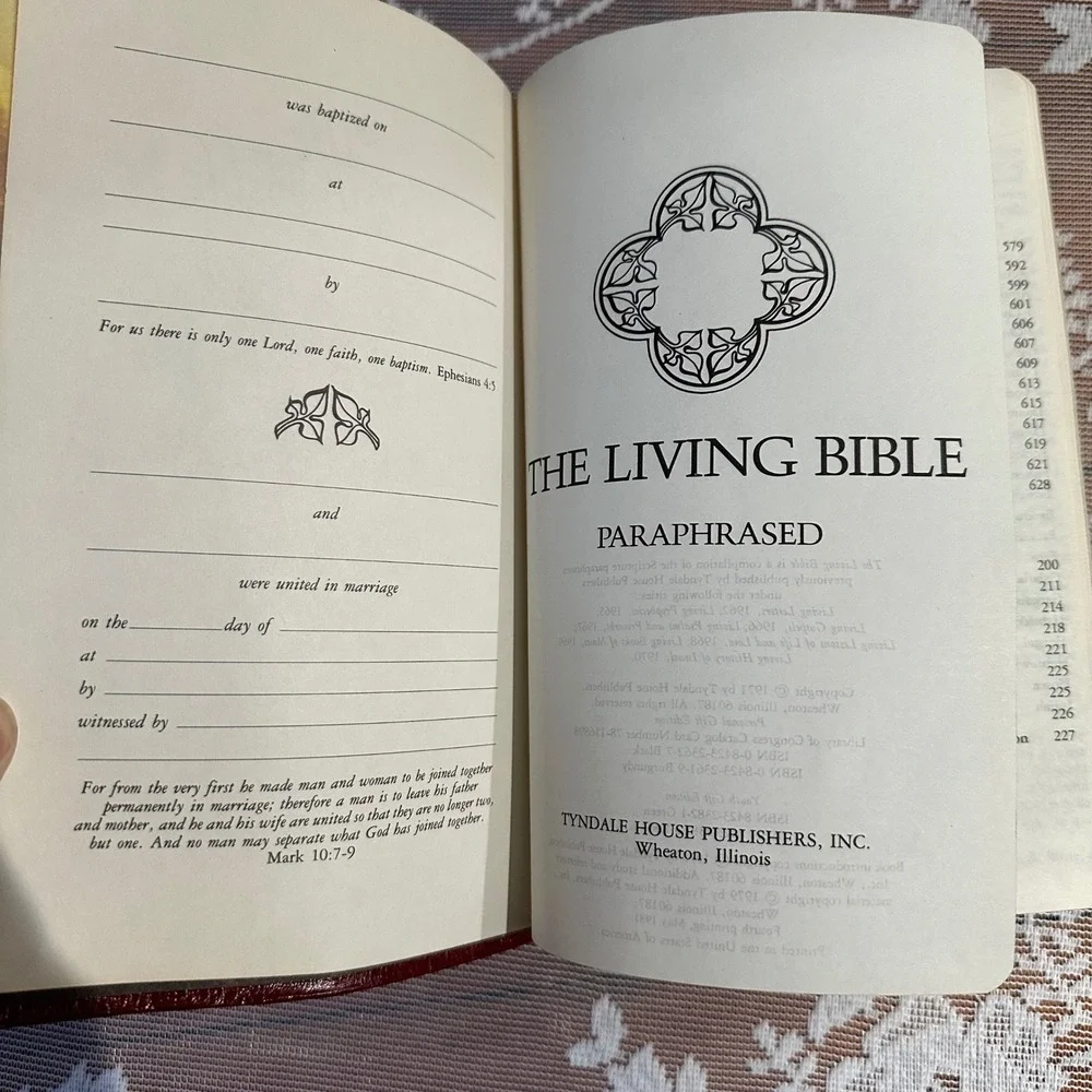 The Living‎ Bible Paraphrased Red Letter Concordance Edition Tyndale House